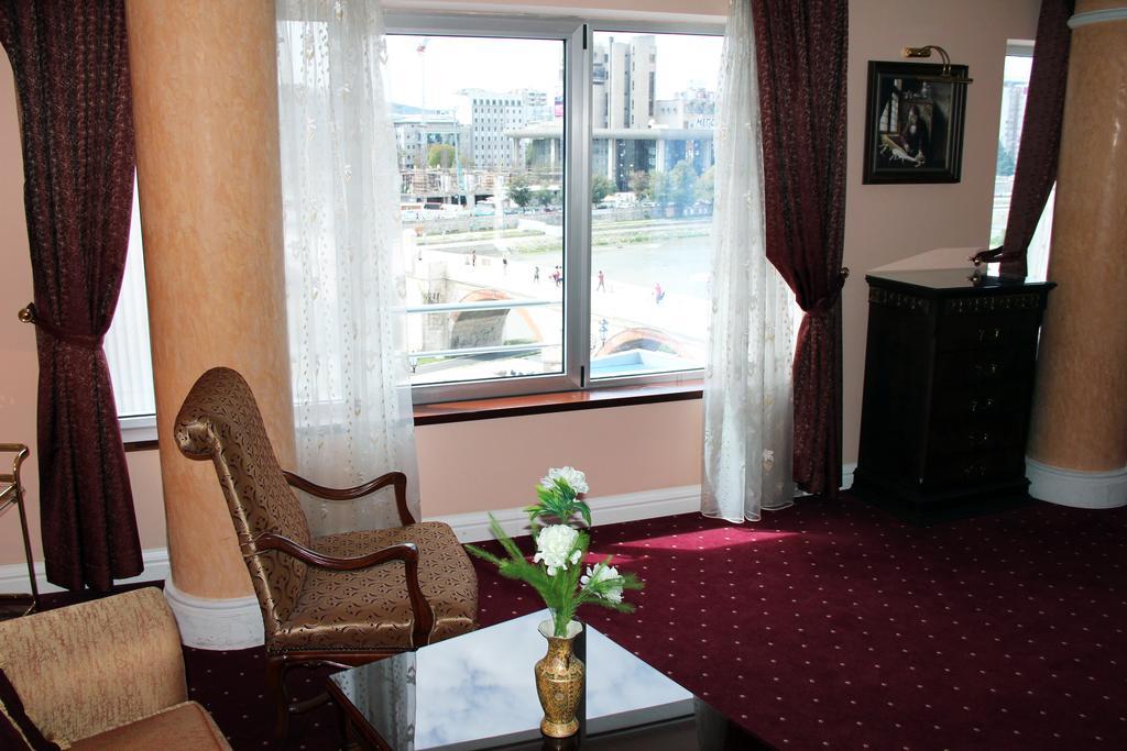 Stone Bridge Hotel Skopje Quarto foto